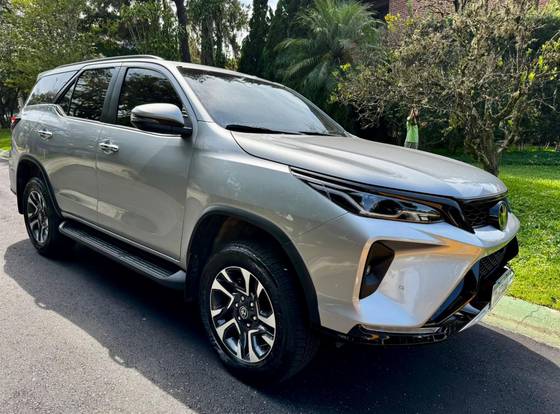 TOYOTA HILUX SW4 2.8 D-4D TURBO DIESEL SRX PLATINUM 7L 4X4 AUTOMÁTICO